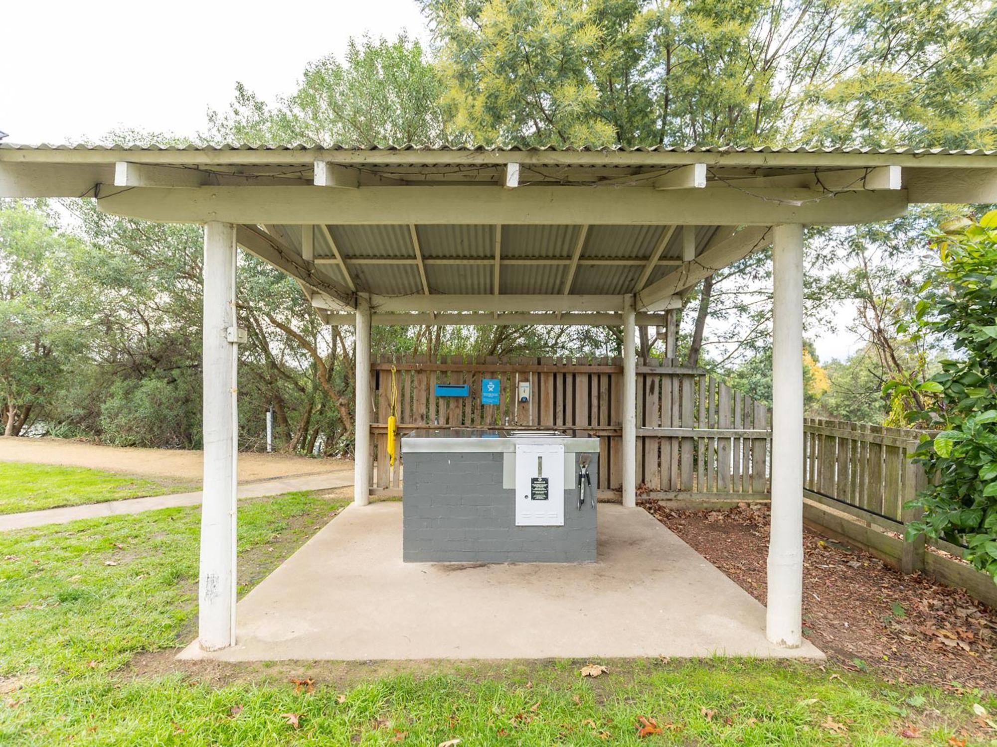 Nrma Bairnsdale Riverside Holiday Park ภายนอก รูปภาพ