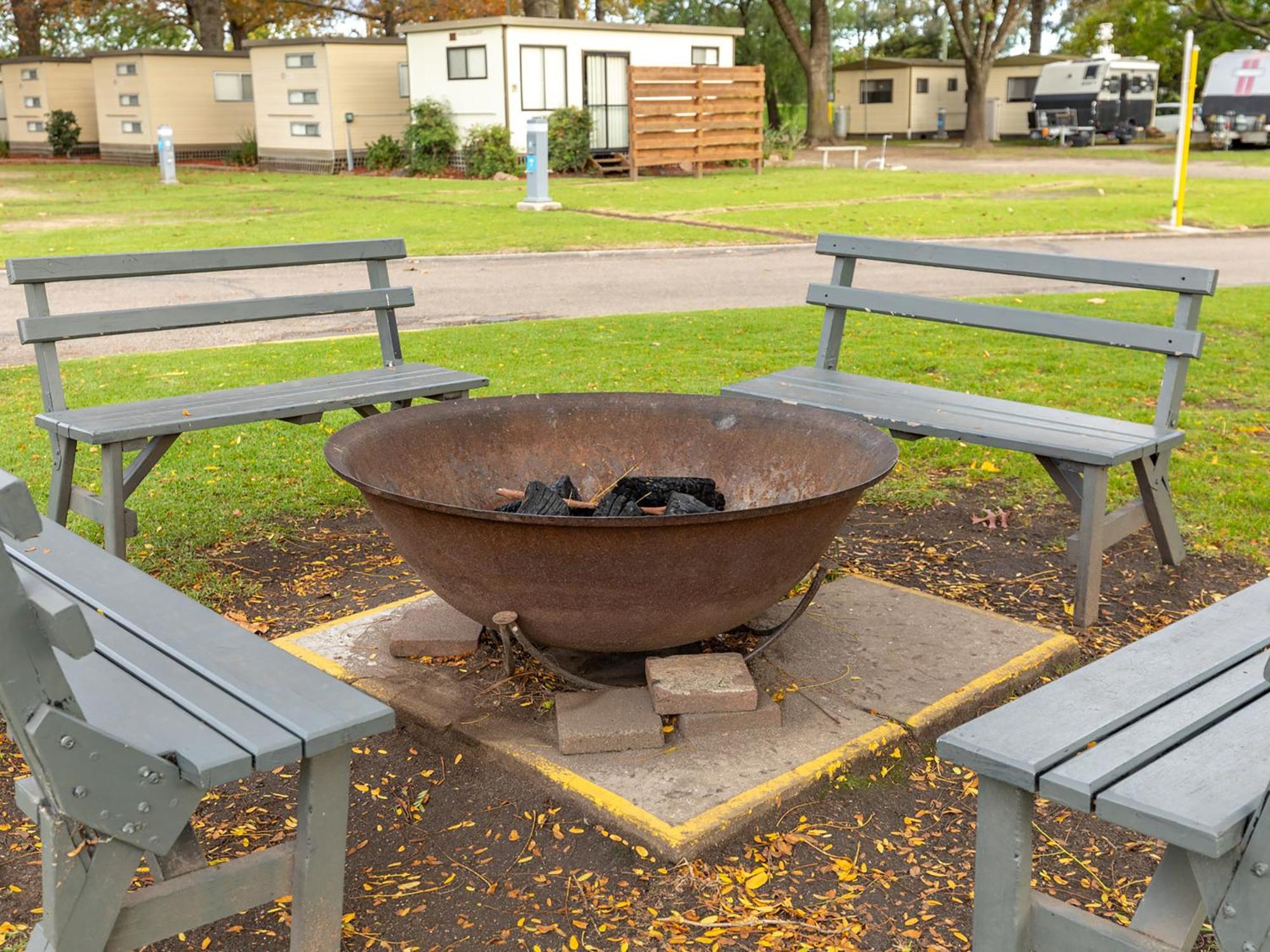 Nrma Bairnsdale Riverside Holiday Park ภายนอก รูปภาพ