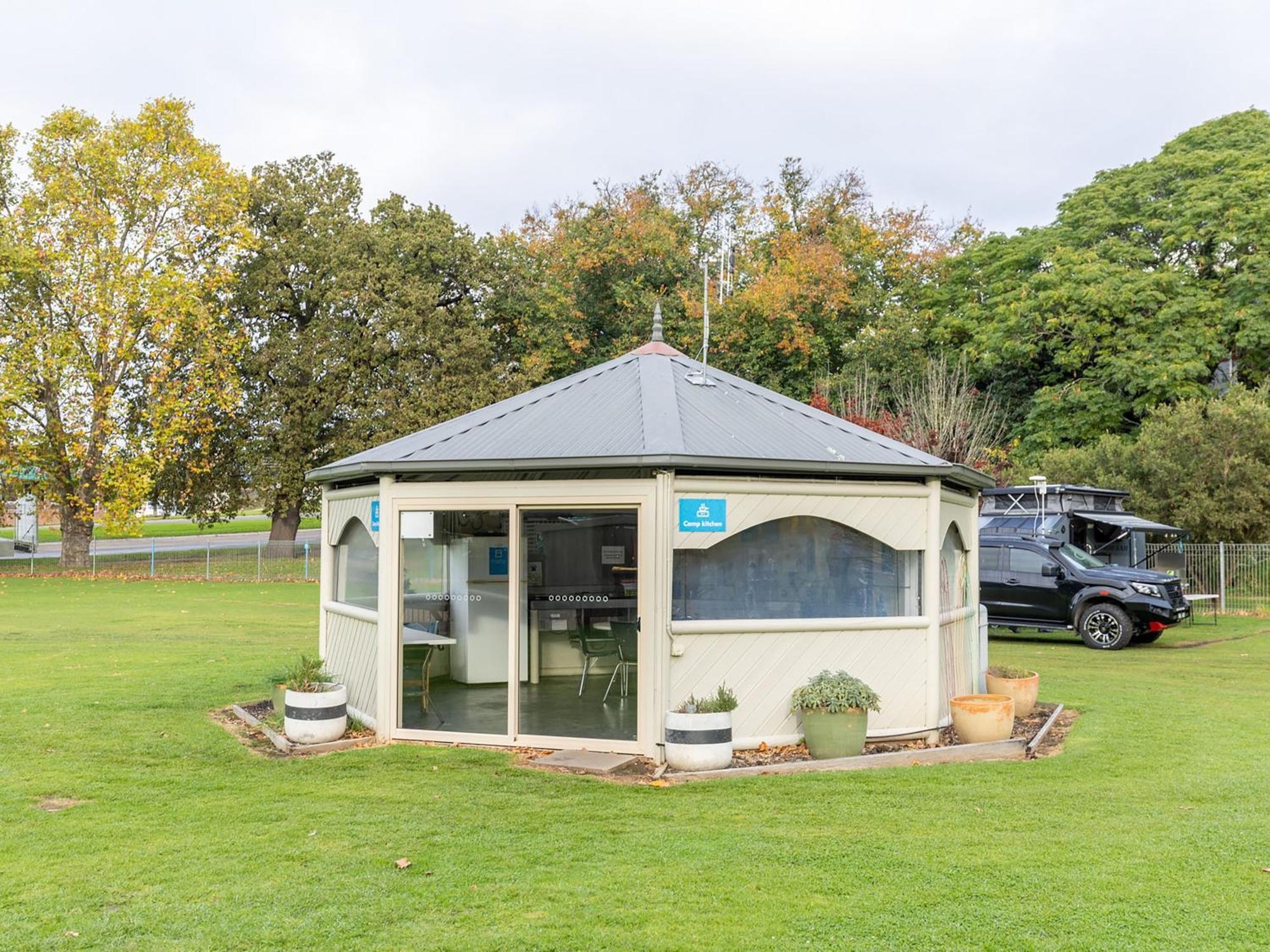 Nrma Bairnsdale Riverside Holiday Park ภายนอก รูปภาพ
