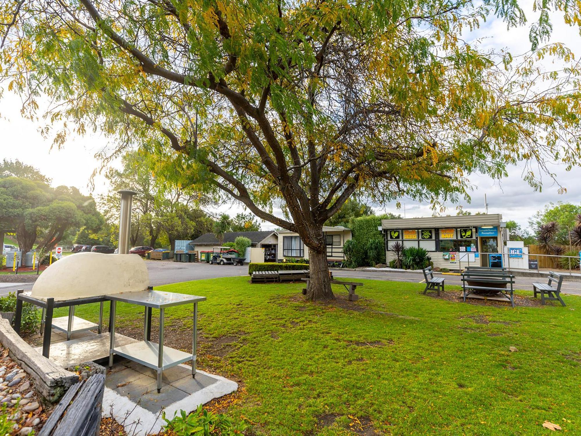 Nrma Bairnsdale Riverside Holiday Park ภายนอก รูปภาพ